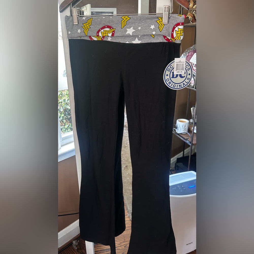 DC Comics Wonder Woman leggings-yoga pants Flare leg, XL juniors